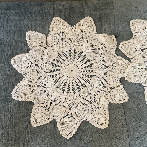 Set of 4 Vintage Handmade Crochet Pineapple Doilies - Picture 3 of 6